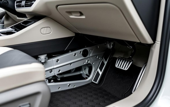 汽车驾驶座椅下面三个塑料口子是干嘛的,主要功能是什么? 汽车驾驶座椅下面三个塑料口子是干嘛的