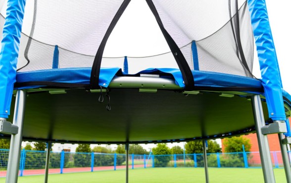 蹦床下面怎么用绳子收口子的过程