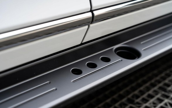 车门下边的三个小口子是什么标志