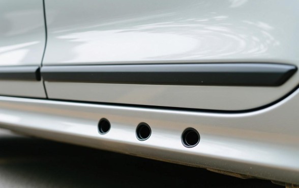 车门下边的三个小口子是什么部位